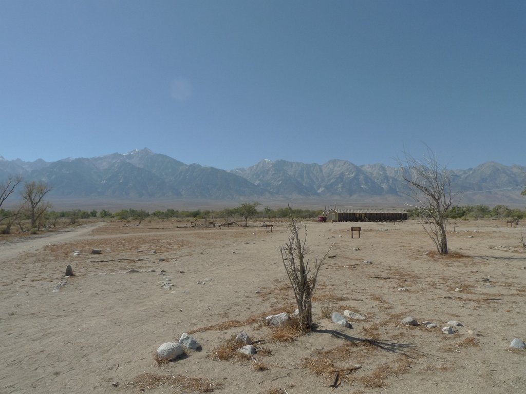 California-Fall2010 670.JPG - Manzanar -  World War II internment camp for Japanese AmericansTady americká vláda držela 120 000 japonských občanů po Pearl Harbor